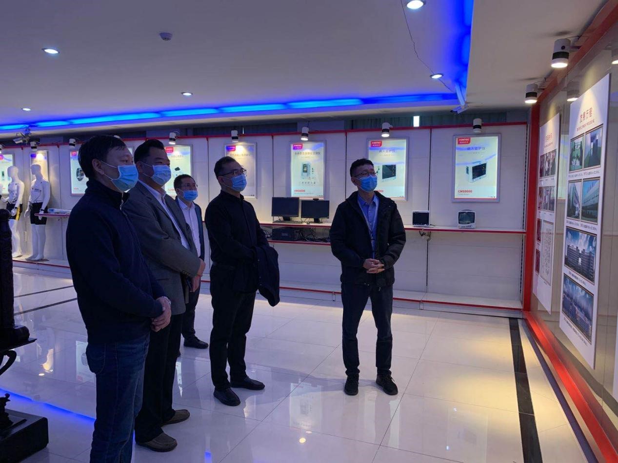 张文超书记和孙利院长一行参观康泰医学产品展厅