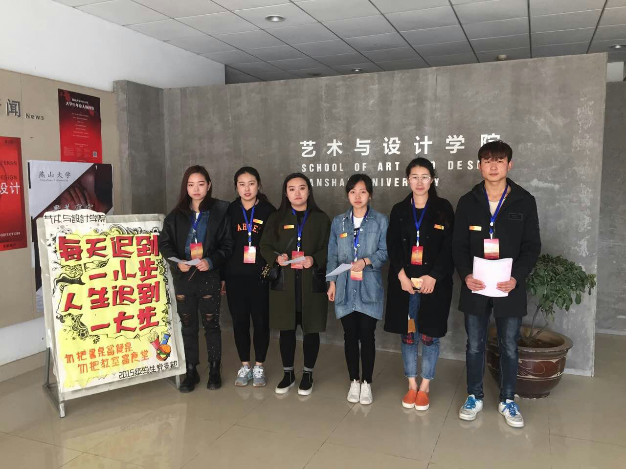 佩戴“每日大赛
学生党员”名章亮明党员身份