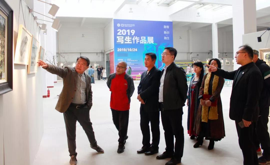 领导参观作品展